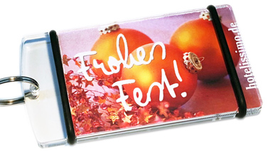 weihnachts-mailing mit schlüsselanhängern